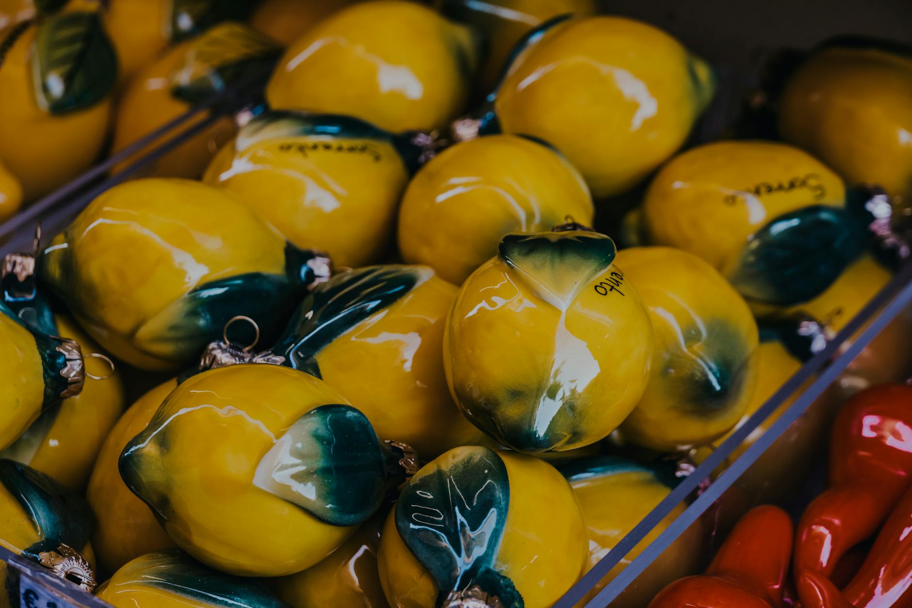 Limoni gialli vivaci in una composizione artistica che rappresenta la rinascita e il ritorno al piacere
